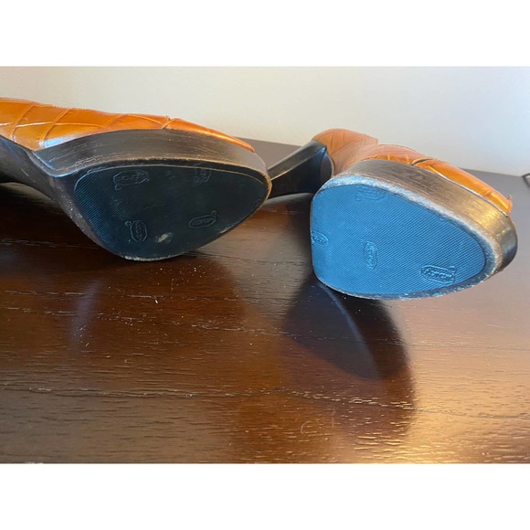 Stuart Weitzman Embossed Crocodile Peep Toe Platform Pumps in Brown size 8.5 - Picture 7 of 7